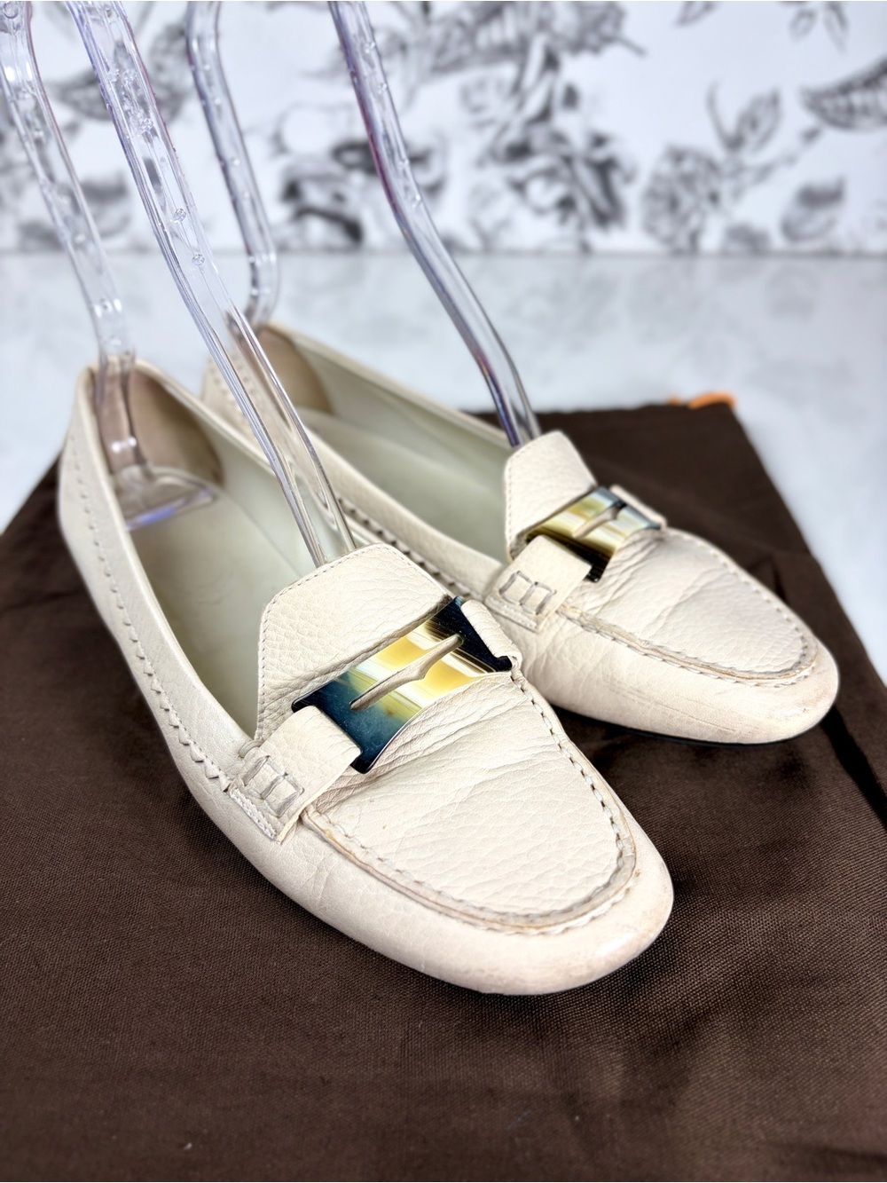 Tods Cream Pebble-Grain Leather Flat Loafer Shoe w/ Faux Tortoise Accent, Sz 10